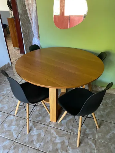 Mesa de madeira maciça com 4 cadeiras