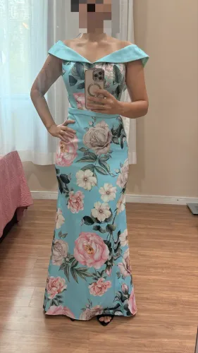 Vestido de festa florido justo