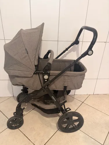 Carrinho de bebê com bebê conforto Cosco
