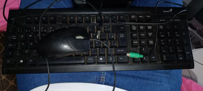 Vende-se CPU com monitor teclado e mouse mais especificações chamar no PV