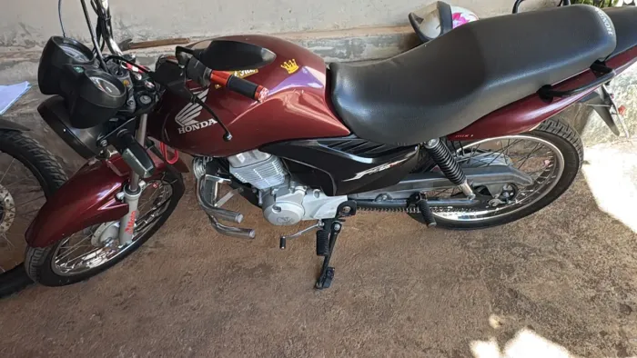 Vende-se fan 150 ano 2011,valor 11.500 ,moto zerada sem nada pra fazer