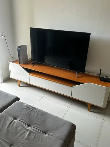 VENDO RACK OFF WHITE. MADEIRA. COMPRADO NA LOJA MÓVEIS E CIA EM UBERABA/MG. ESTÁ BEM NOVO.