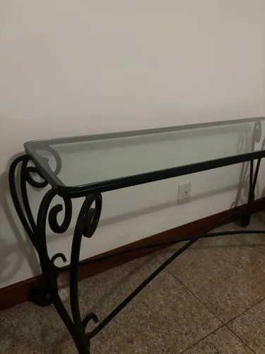 Aparador de ferro com tampo de vidro - vintage