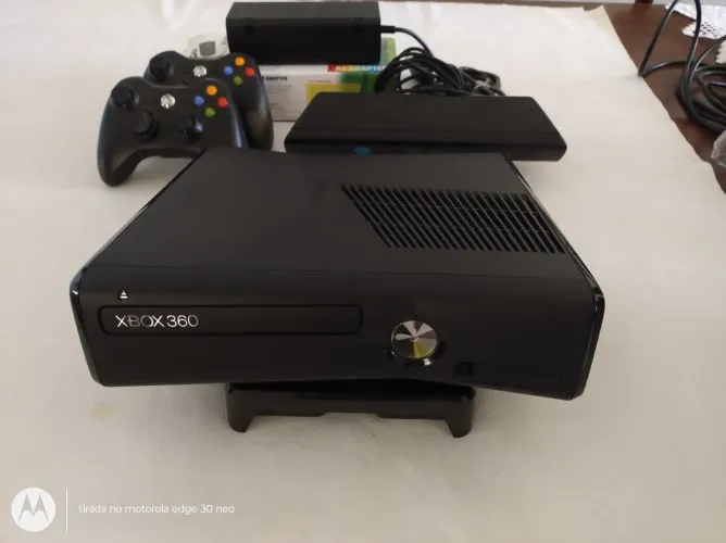 Xbox 360 slim com Kinect com 2 controles e desbloqueado.