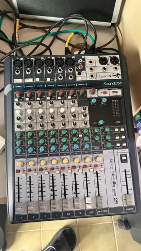 mesa de som soundcraft signature 10