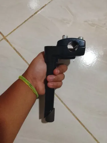 Mesinha de bicicleta com bucha para apertar no guidão preta parafuso prata nova