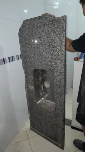 Pia de Granito Cinza com Cuba de Inox Usada - Cerca de 1,60m
