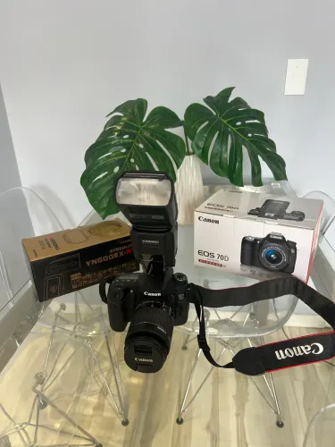 Vendo Canon 70d lente do kit 18 55mm (com apenas mil cliques) + Speedlite yn6OOex - RT
