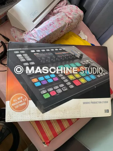 Controlador Native Instruments Maschine Studio na caixa (impecável)