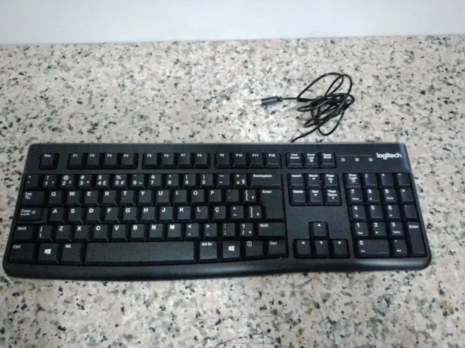 Teclado Logitech com Fio USB - Excelente Estado