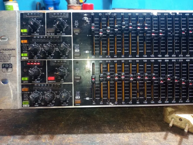 Equalizador Behringer funcionando perfeitamente