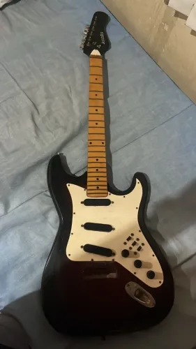 Guitarra Jennifer Stratocaster - Antiga (Para restaurar)