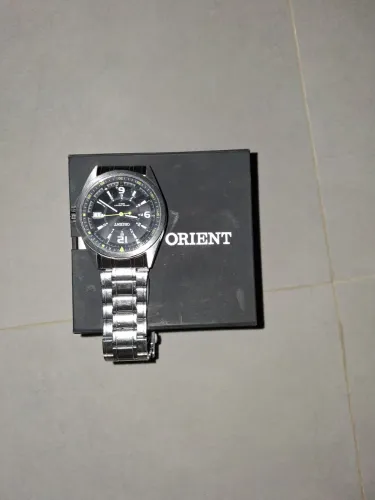 Relógio prateado orient masculino elegante