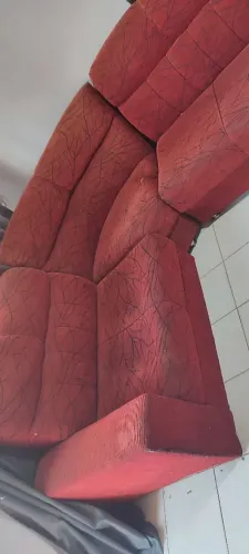 Sofá de canto vermelho 