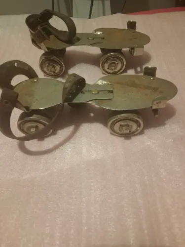 Vendo patins vintagem bem antigo único