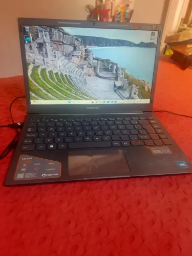Vendo notebook positivo semi novo 900 reais