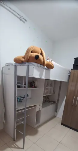 Cama solteiro integrada com bancada de estudo, ninchos, baú e prateleiras