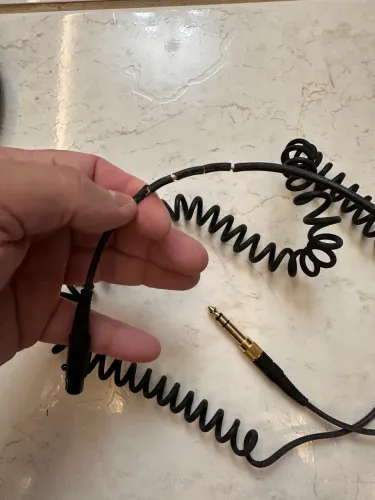 FONE DE OUVIDO AKG (MODELO PROFISSIONAL COM FIO ESPIRAL)