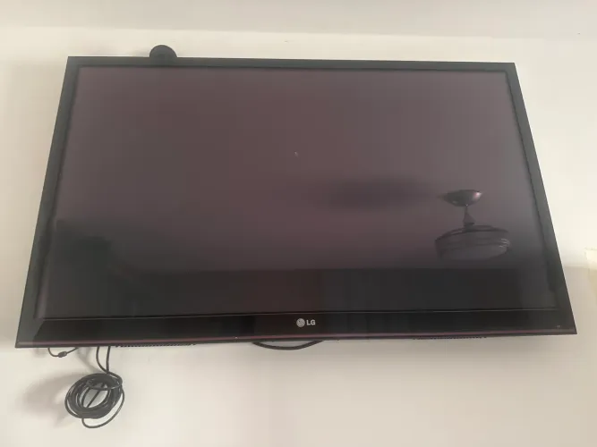 Vendo uma tv LG 50 pol com controle remoto.