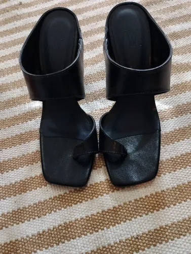 Vendo sapato usado uma única vez.