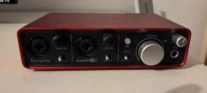 Focusrite Scarlett 2i2 2ª Geração - Interface de Áudio USB Profissional