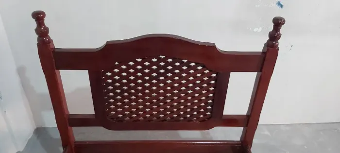 Linda cama de solteiro, madeira maciça, com design da cabeceira entrelaçada.