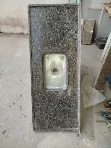 Vende-se pia de granito