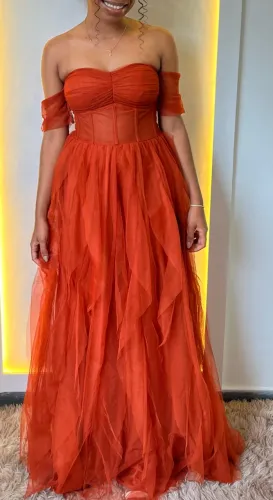 Vestido terra cota de tule de festa