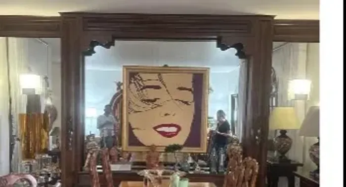 Painel de madeira e vidro 