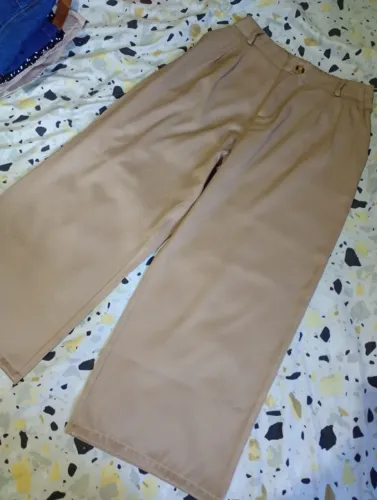 Roupas femininas em lote - ótimo custo-benefício- Calça e saias