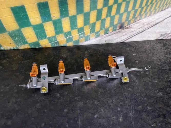 Flauta com bico injetor Ford New Fiesta 1.6 f3b5-9f593-aa