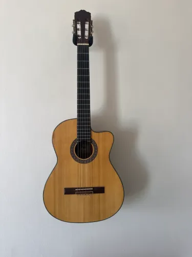 Violão e caixa aplificadora tops