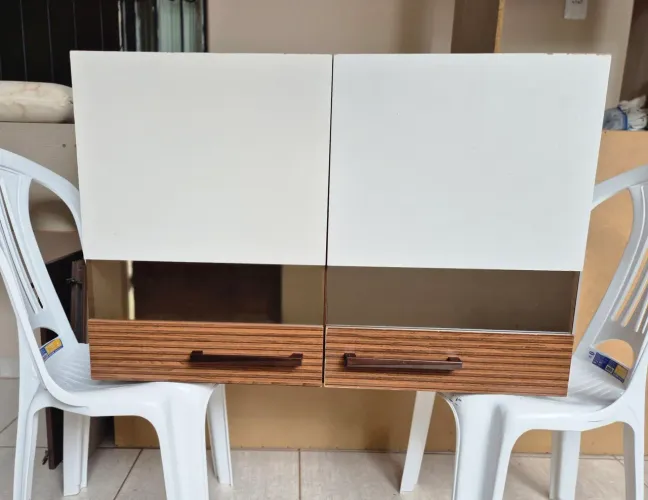 ARMÁRIO DE PAREDE BEM CONSERVADO