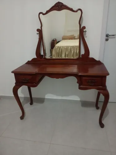 Pintiadeira de madeira e espelho de cristal 