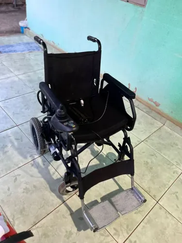 VENDO CADEIRA DE RODAS MOTORIZADA ORTOMIX SEMI NOVA, PORÉM PRECISA DE TROCAR BATERIA 