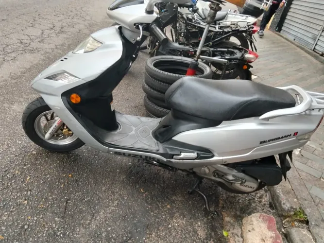 Burgman 125 cinza em ótimo estado