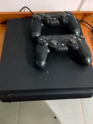 PS4 Slim com 149 jogos 1TB com 2 controles