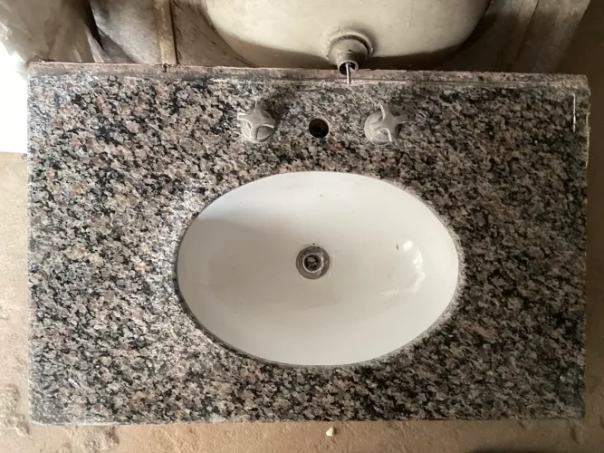 Bancada de Granito com Cuba Embutida 80x50 cm