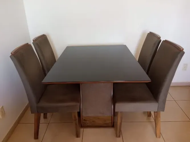 Mesa de Tampo de Vidro Preto e 4 Cadeiras Estofadas em Tecido Suede