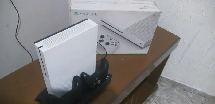 XBOX ONE S + BASE CARREGADORA DE CONTROLE CARREGADORA/COOLER + 2 CONTROLES + 50 JOGOS