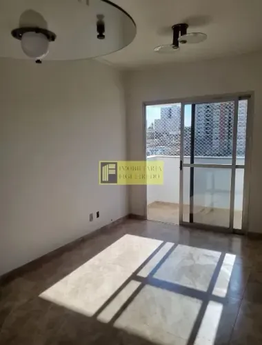 Apartamento par locação com 1 quarto com armário, sacada, cozinha com armários e 1 vaga de
