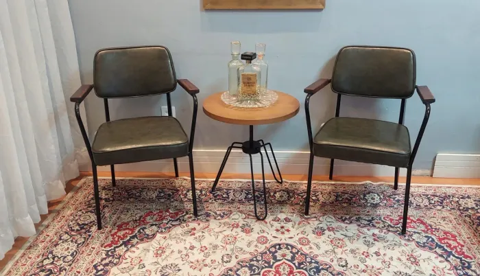 Par de Poltronas / cadeiras com braço da Marka moveis valor das duas com a mesa lateral