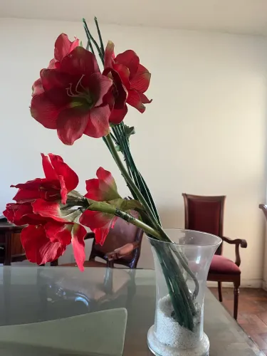 Arranjo de flores artificiais, já montado