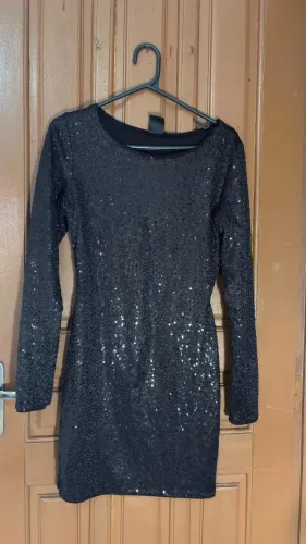 Vestido preto curto com lantejolas