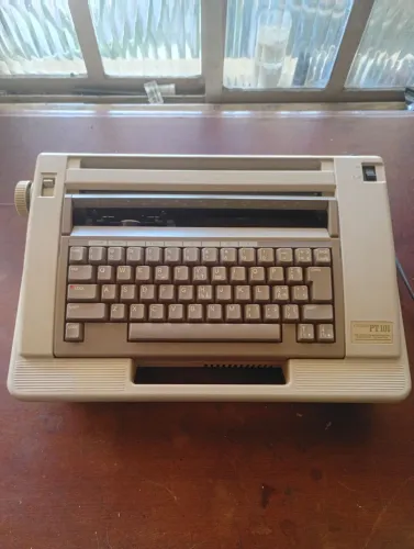 Máquina de datilografia elétrica anos 90 funcionando