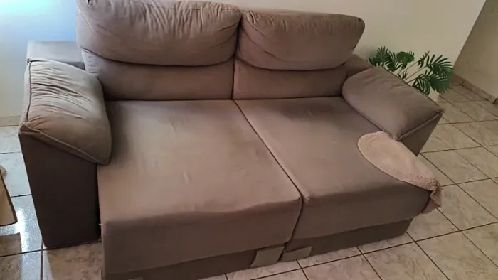 Sofá dois lugares encosto reclinável,espuma em perfeito estado ,ideal para sala pequena