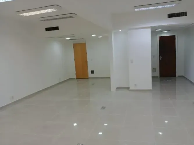 Linda Sala Comercial de 70m2 Para Locação - Completamente Reformada