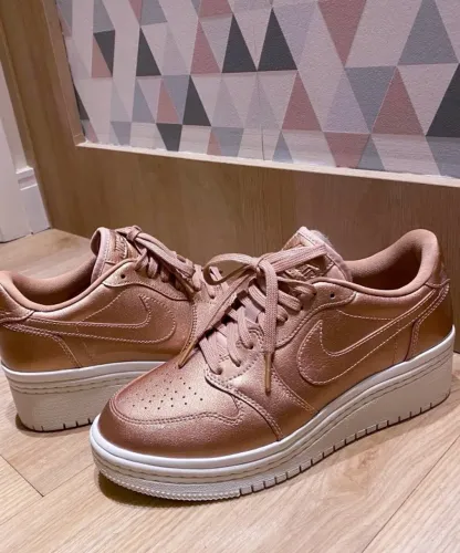 Tênis original nike air jordan 1 retrô low lifted metallic red bronze(rosê). tam.37/38