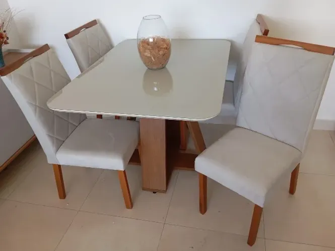 mesa de jantar 4 lugares ( Cadeiras em Madeira macica )