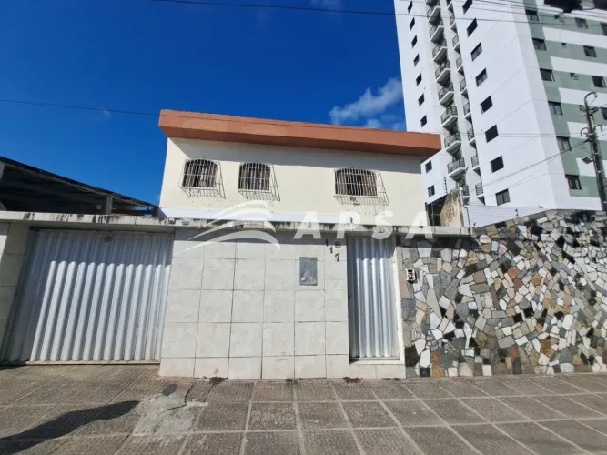 EXCELENTE CASA, CONTENDO 6 QUARTOS, 2 SUÍTES, LOCALIZADO NO CENTRO DE CASA AMARELA, IMÓVEL